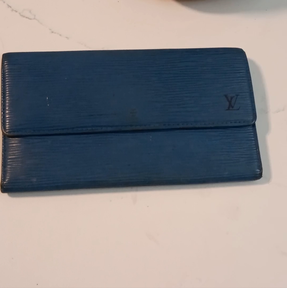 Authentic Louis Vuitton Epi Porte Feuille Sarah Bifold Wallet- Toledo Blue